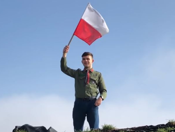 Fotografia: Kadr z teledysku - harcerz z flagą